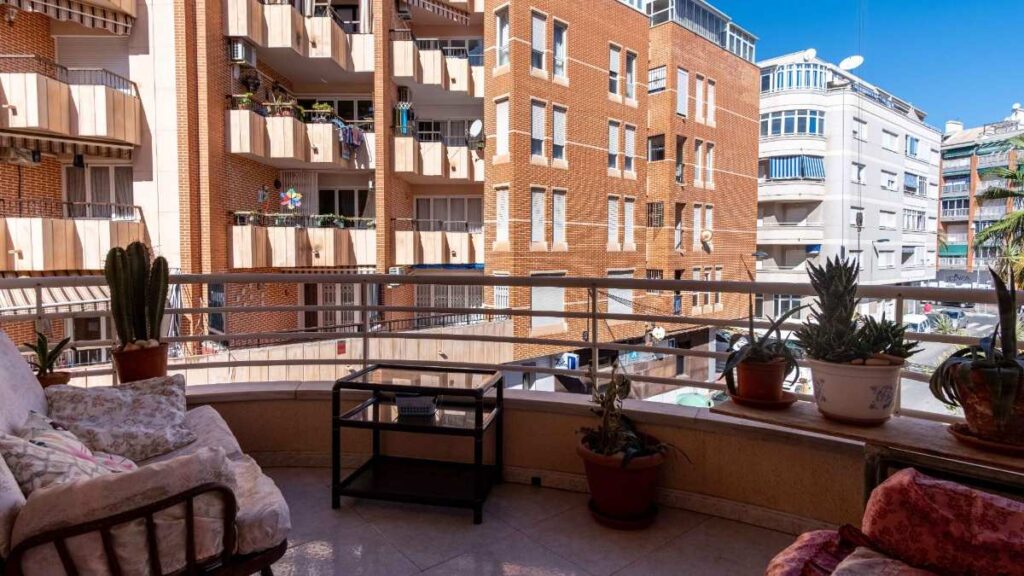 Prodej bytu 3+1 Torrevieja pláži Del Cura. Prodej bytu 3+1 Torrevieja u pláže Del Cura.