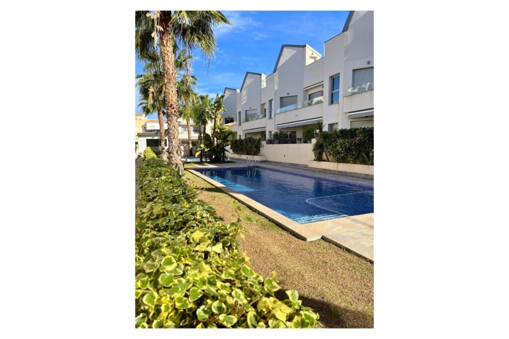 Prodej bungalovu v Torrevieja. Prodej bungalovu v Torrevieja.Moderní přízemní apartmán se 2 ložnicemi v Torrevieja – jen pár minut od pláže Cena: 252 000 EUR Lokalita: Torrevieja, Costa Blanca Typ nemovitosti: Apartmán Stav: Skvělý stav, připraven k nastěhování Zastavěná plocha: 89 m² Ložnice: 2 Koupelny: 2