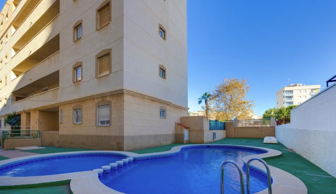 Apartmán se dvěma ložnicemi a bazénem v Nueva Torrevieja.