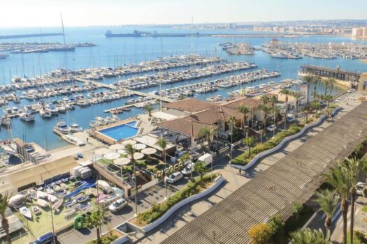 Prodej 3+1 s garáží v Torrevieji – 300 metrů od pláže.