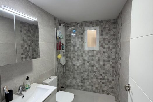 Prodej zrekonstruovaného bytu v Torrevieja – 2 ložnice, balkon a bazén