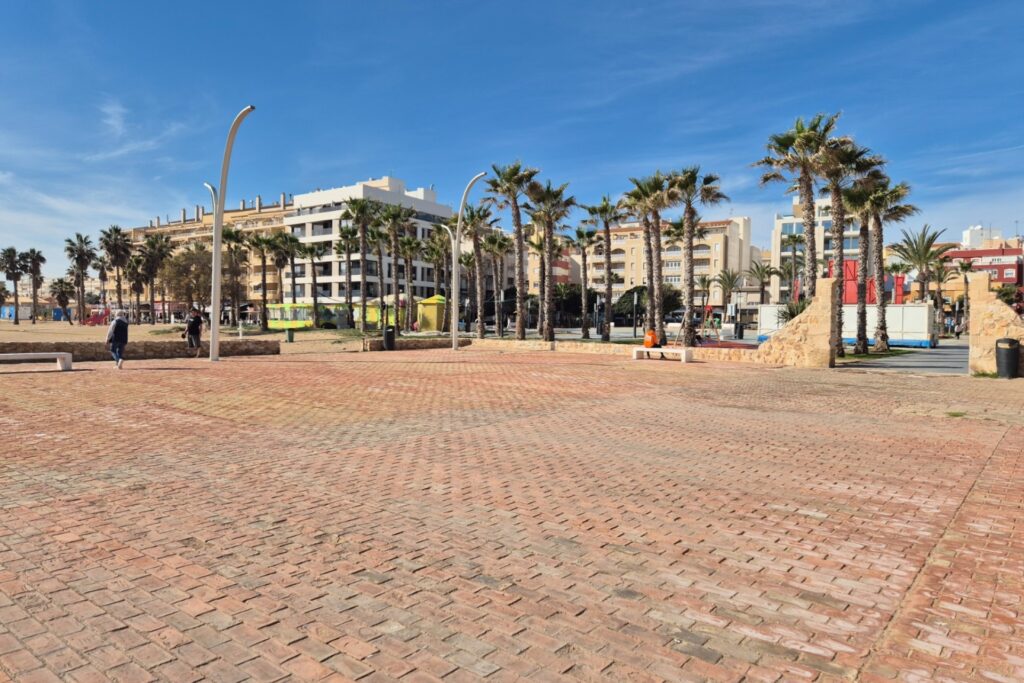Prodej nemovitosti ve Španělsku 2026: Investice, ceny a nejlepší regiony pobřeží 1 Prodej nemovitosti ve Španělsku - promenáda La Mata Torrevieja