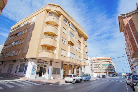 Apartmán se 2 ložnicemi a terasou 20 m² u pláže – La Mata – foto 1