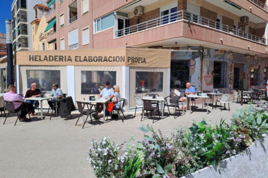 Kavárna na náměstí u moře s velkou terasou – převzetí podniku – La Mata