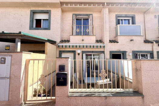Řadový dům se 2 ložnicemi a garáží, 50 m od pláže – La Mata – foto 1