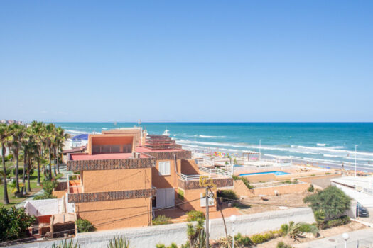 Zrekonstruovaný apartmán se 2 ložnicemi v první linii u pláže – La Mata – foto 1