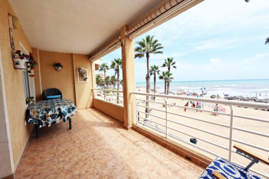 Apartmán se 3 ložnicemi v první linii u pláže La Mata, výhled na moře – foto 1