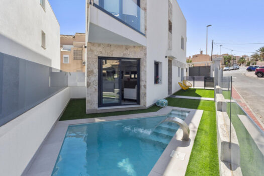 Nová vila se 3 ložnicemi, bazénem a jacuzzi, 140 m od moře – La Mata – foto 1