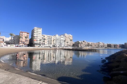 Pobřeží Torrevieji s městskou pláží a apartmánovými domy