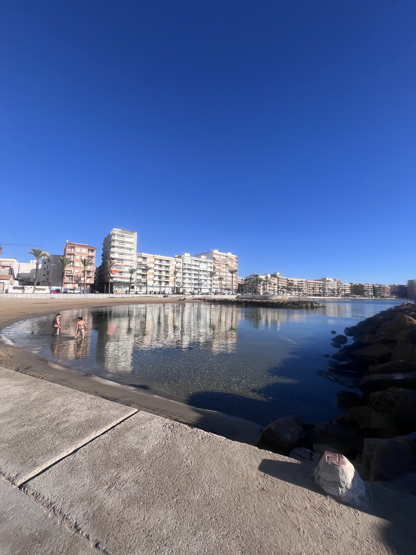Nemovitosti na prodej v Torrevieji: městská pláž a apartmánové domy