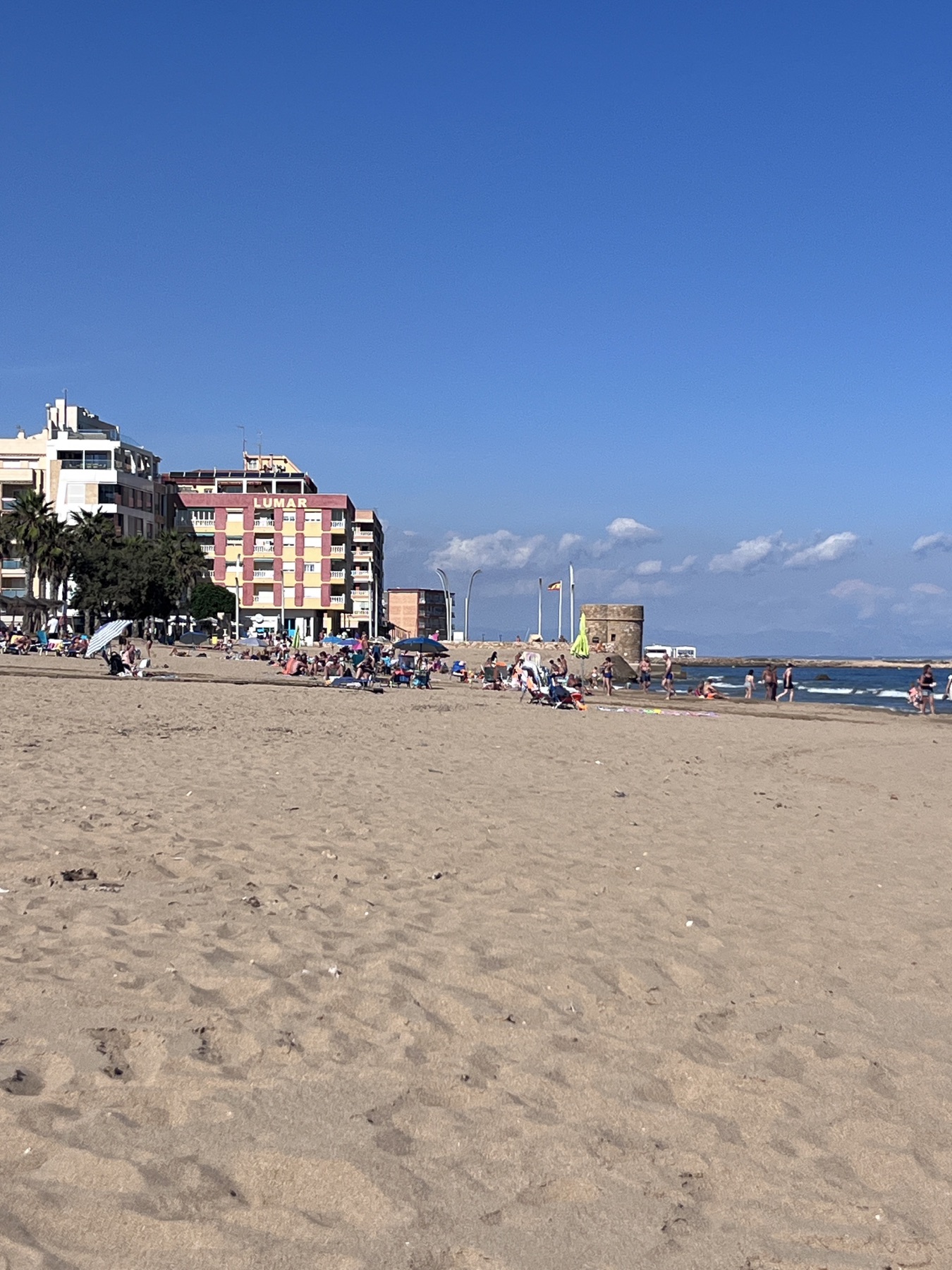 Písečná pláž v Torrevieji za slunečného dne
