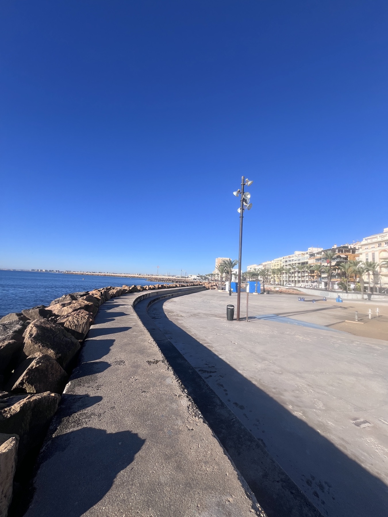 Pobřežní promenáda v Torrevieji a moře