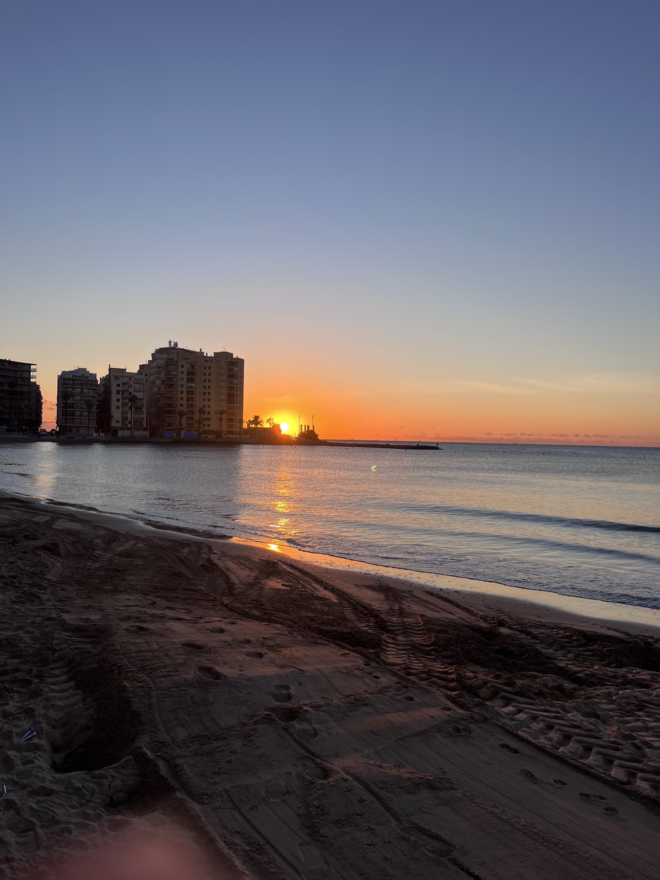 Svítání nad mořem a pláží v Torrevieji